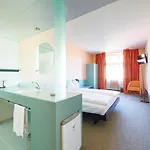 Am Bahnhof 3*