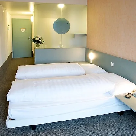 Am Bahnhof Готель